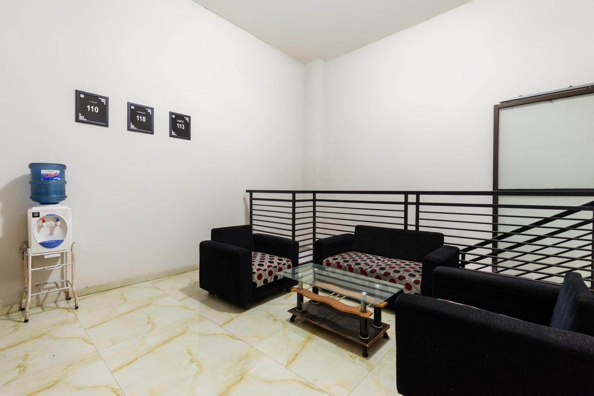 Oyo Life 2108 Griya Aisyah Residence 泗水 外观 照片